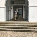 El ex coordinador regional de Izquierda Unida Antonio Maíllo, a las puertas de su instituto de Aracena (Huelva) / Foto: La Razón