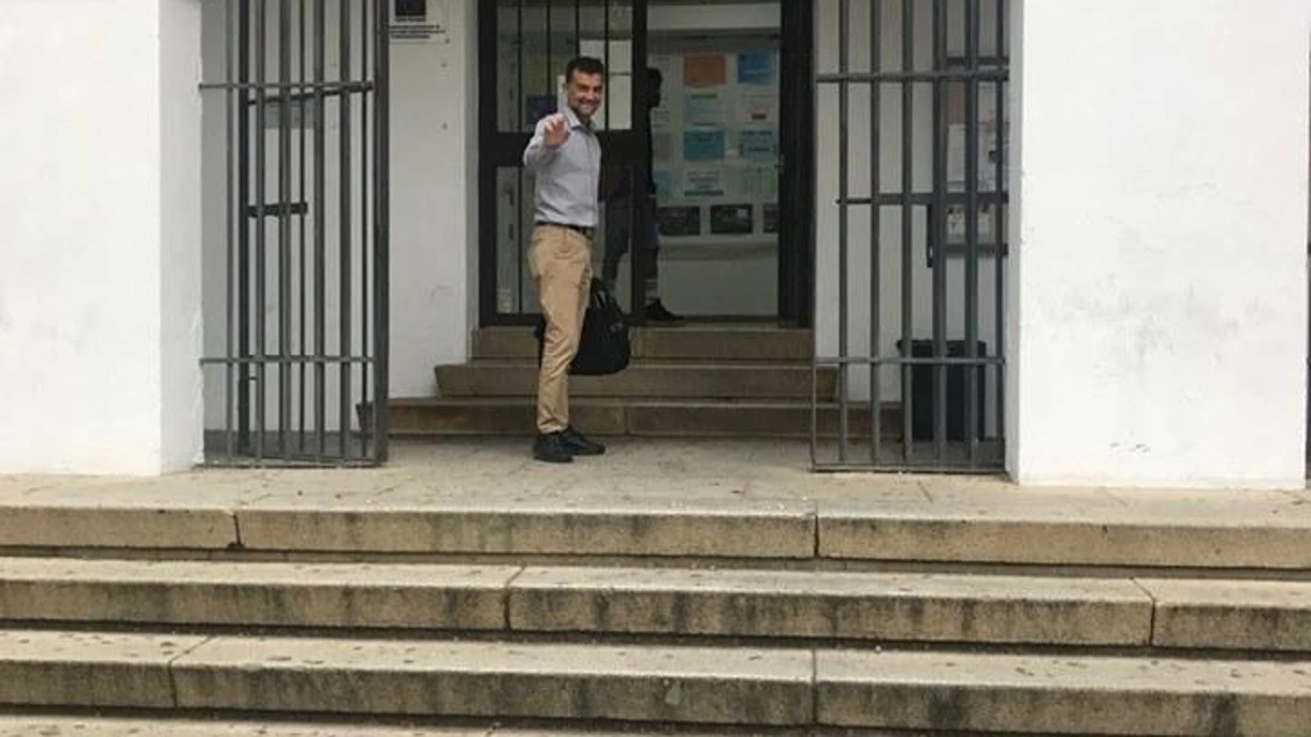 El ex coordinador regional de Izquierda Unida Antonio Maíllo, a las puertas de su instituto de Aracena (Huelva) / Foto: La Razón