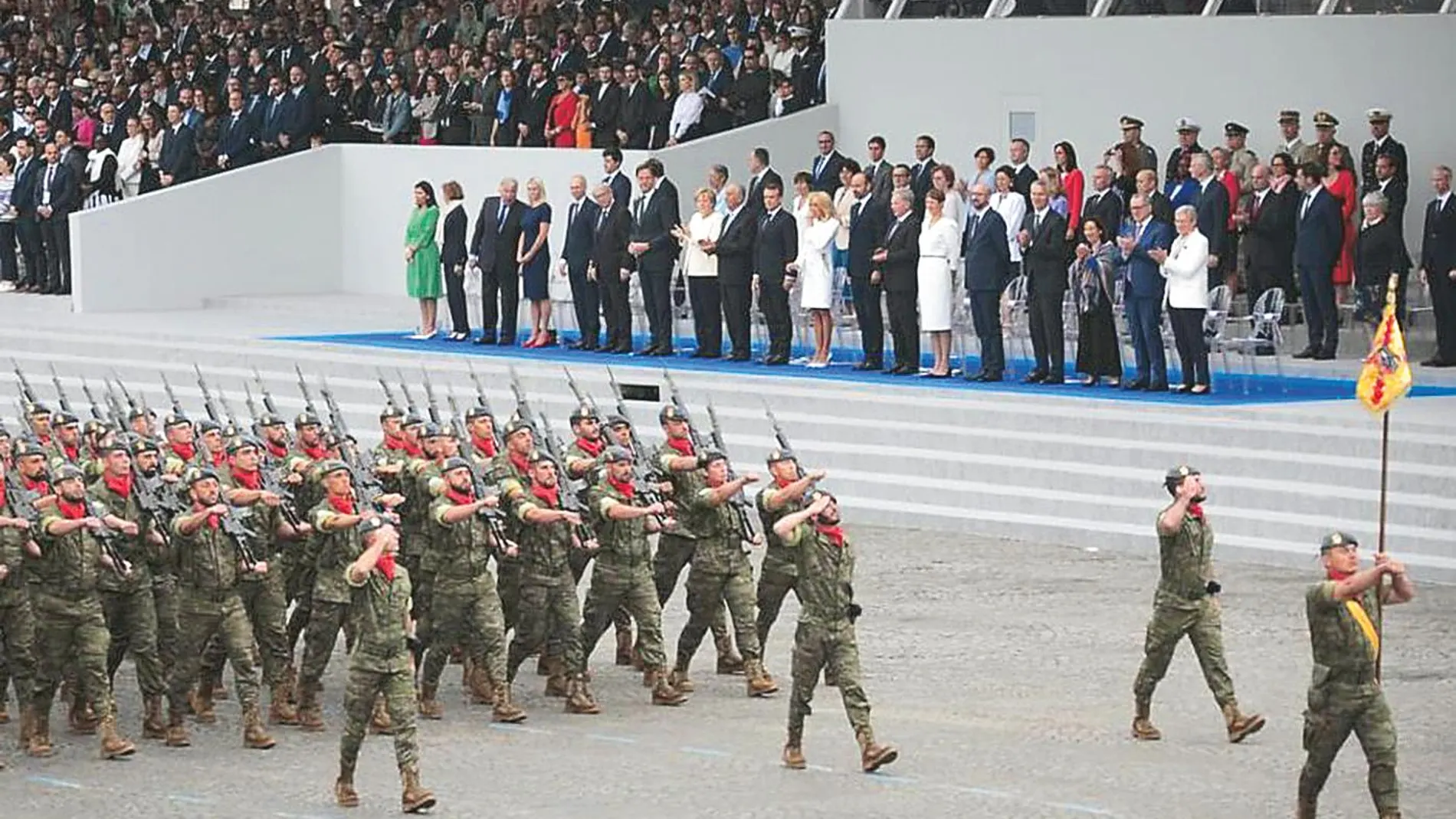 La Brigada española recibió el homenaje de Francia por su heroica actuación en Mali y su trayectoria, abriendo el desfile militar del pasado 14 de julio en París