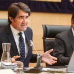 El consejero de Fomento y Medio Ambiente, Juan Carlos Suárez-Quiñones, comparece en las Cortes para exponer el programa de actuaciones de su departamento en la presente legislatura