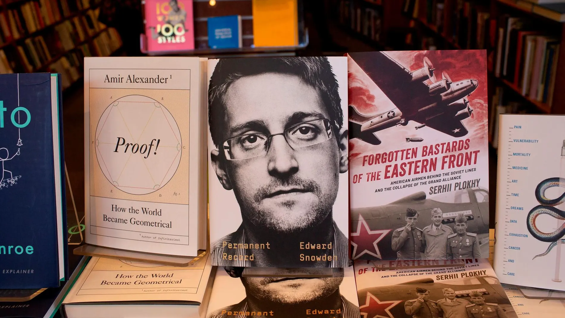 Portada del libro de memorias de Edward Snowden/EFE