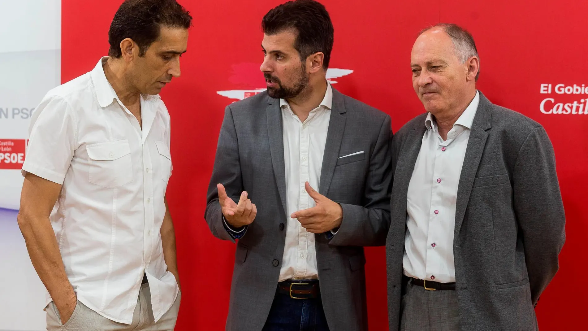 El socialista Luis Tudanca, conversa con los líderes sindicales Vicente Andrés (CCOO) y Faustino Temprano (UGT)