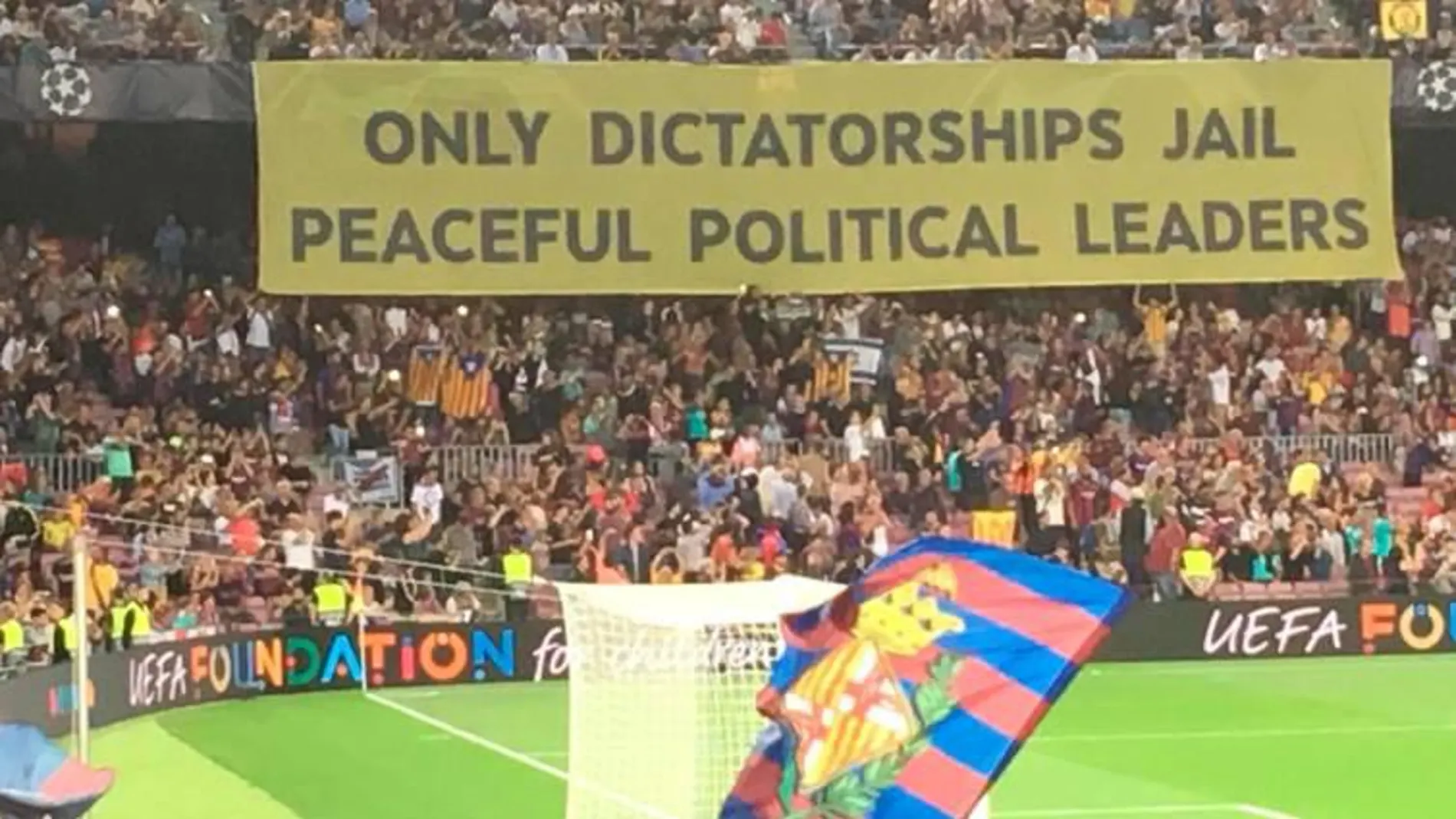 La pancartta que se vio en el Camp Nou hace pocos días