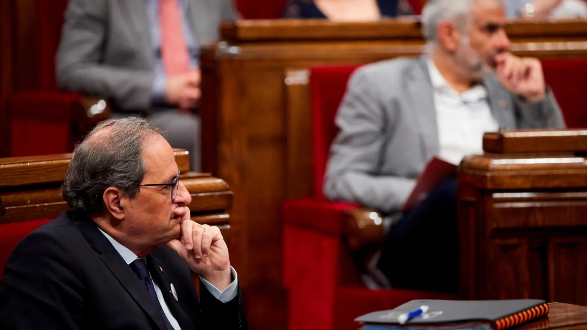 El presidente de la Generalitat, Quim Torra(i) y el presidente del grupo Parlamenatario de Ciudadanos, Carlos Carrizosa (d) durante la sesión de control en el Parlament.