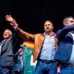 El presidente de Vox, Santiago Abascal, junto a Ortega Lara y el candidato por Burgos al Congreso, Javier Martínez, participan en el acto público en Burgos