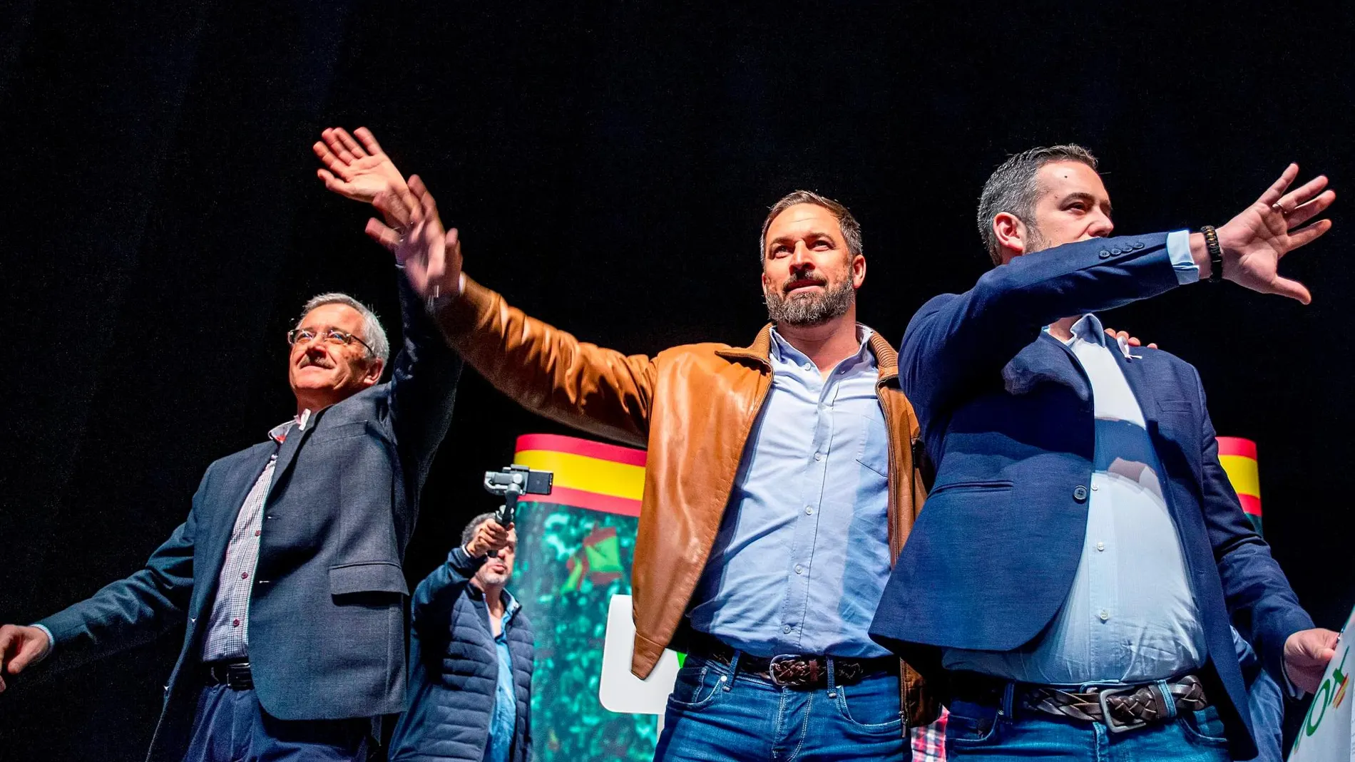 El presidente de Vox, Santiago Abascal, junto a Ortega Lara y el candidato por Burgos al Congreso, Javier Martínez, participan en el acto público en Burgos