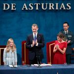 La princesa Leonor (2i) es aplaudida por los reyes Felipe y Letizia y la infanta Sofía, tras pronunciar su discurso durante la ceremonia de entrega de los Premios Princesa de Asturias 2019, este viernes en el Teatro Campoamor de Oviedo. EFE/ José Luis Cereijido