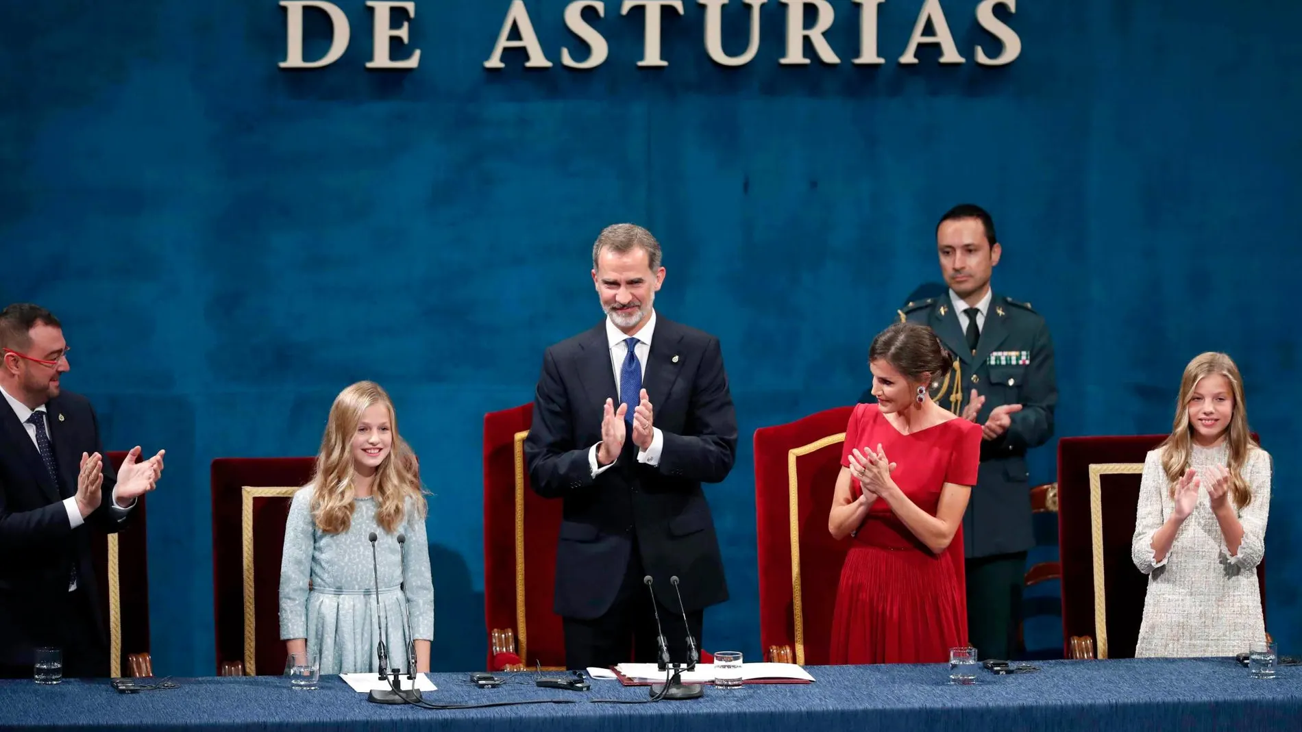 La princesa Leonor (2i) es aplaudida por los reyes Felipe y Letizia y la infanta Sofía, tras pronunciar su discurso durante la ceremonia de entrega de los Premios Princesa de Asturias 2019, este viernes en el Teatro Campoamor de Oviedo. EFE/ José Luis Cereijido