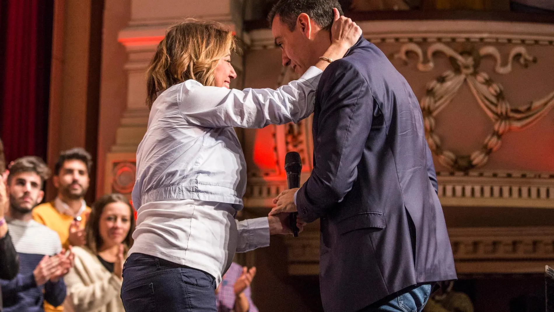 Susana Díaz junto a Pedro Sánchez, ayer en el Gran Teatro de Huelva / Foto: EP