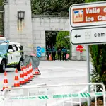 La entrada al Valle de los Caídos, cerrado al público desde el 12 de octubre, está vigilada por la Guardia Civil. Foto: Rubén Mondelo