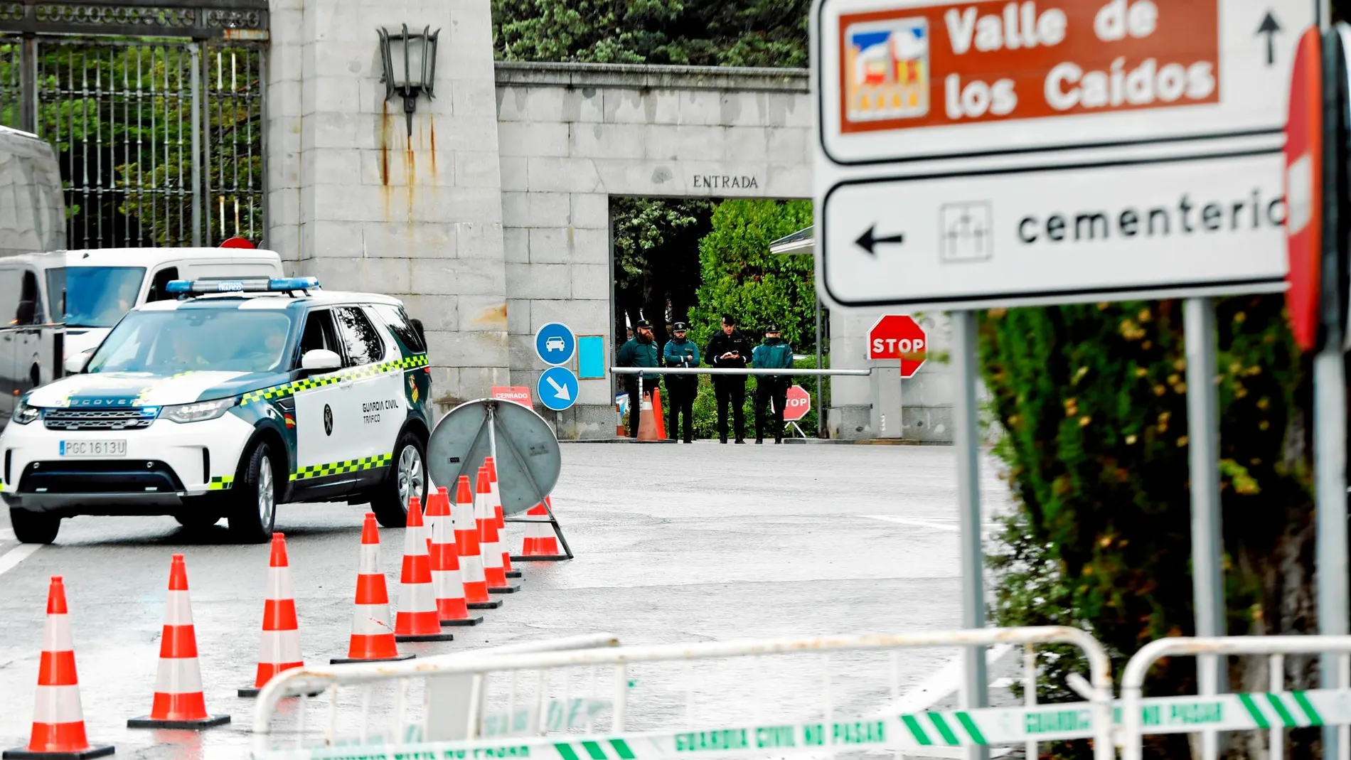 La entrada al Valle de los Caídos, cerrado al público desde el 12 de octubre, está vigilada por la Guardia Civil. Foto: Rubén Mondelo
