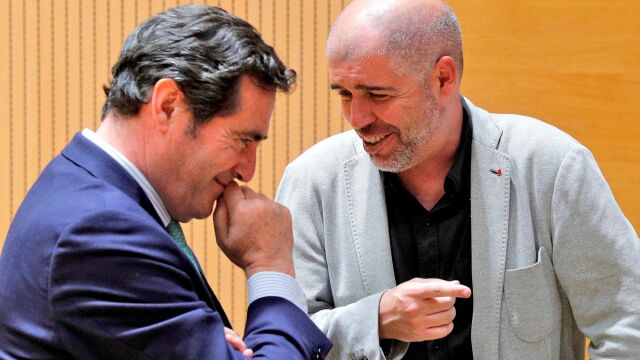 El secretario general de la patronal CEOE, Antonio Garamendi, bromea con el líder de CC OO, Unai Sordo, en unas jornadas sobre el futuro del empleo