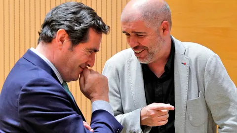 El secretario general de la patronal CEOE, Antonio Garamendi, bromea con el líder de CC OO, Unai Sordo, en unas jornadas sobre el futuro del empleo