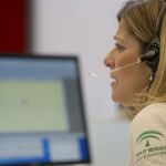 Una gestora 112 Andalucía atiende una llamada / Foto: EP