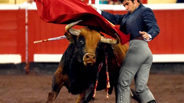Cayetano durante la faena al tercero