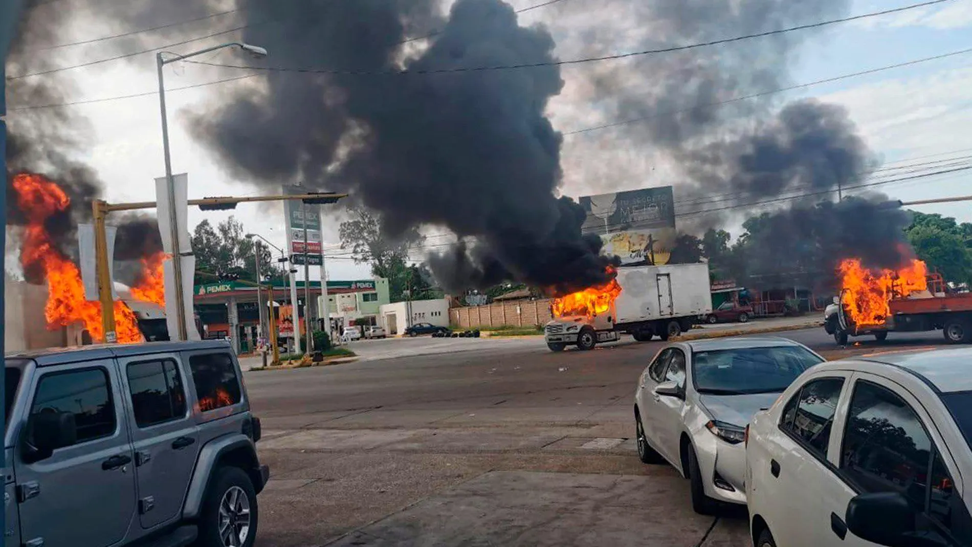 Vehículos incendiados durante un enfrentamiento de grupos armados con las fuerzas federales en la ciudad de Culiacán, en el estado de Sinaloa (México)7Efe