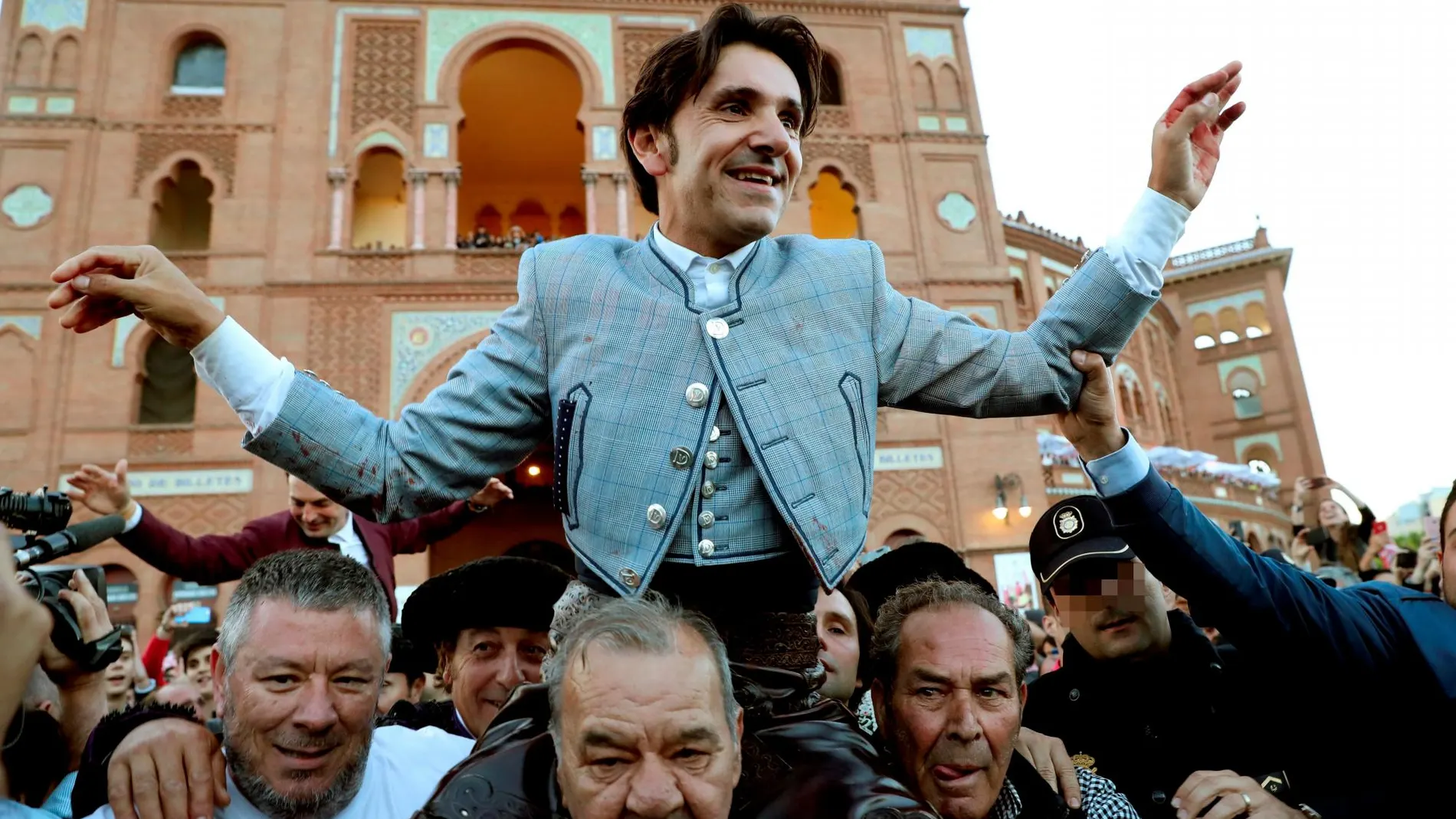 Diego Ventura, a hombros en Las Ventas en 2018 (Foto: EFE)