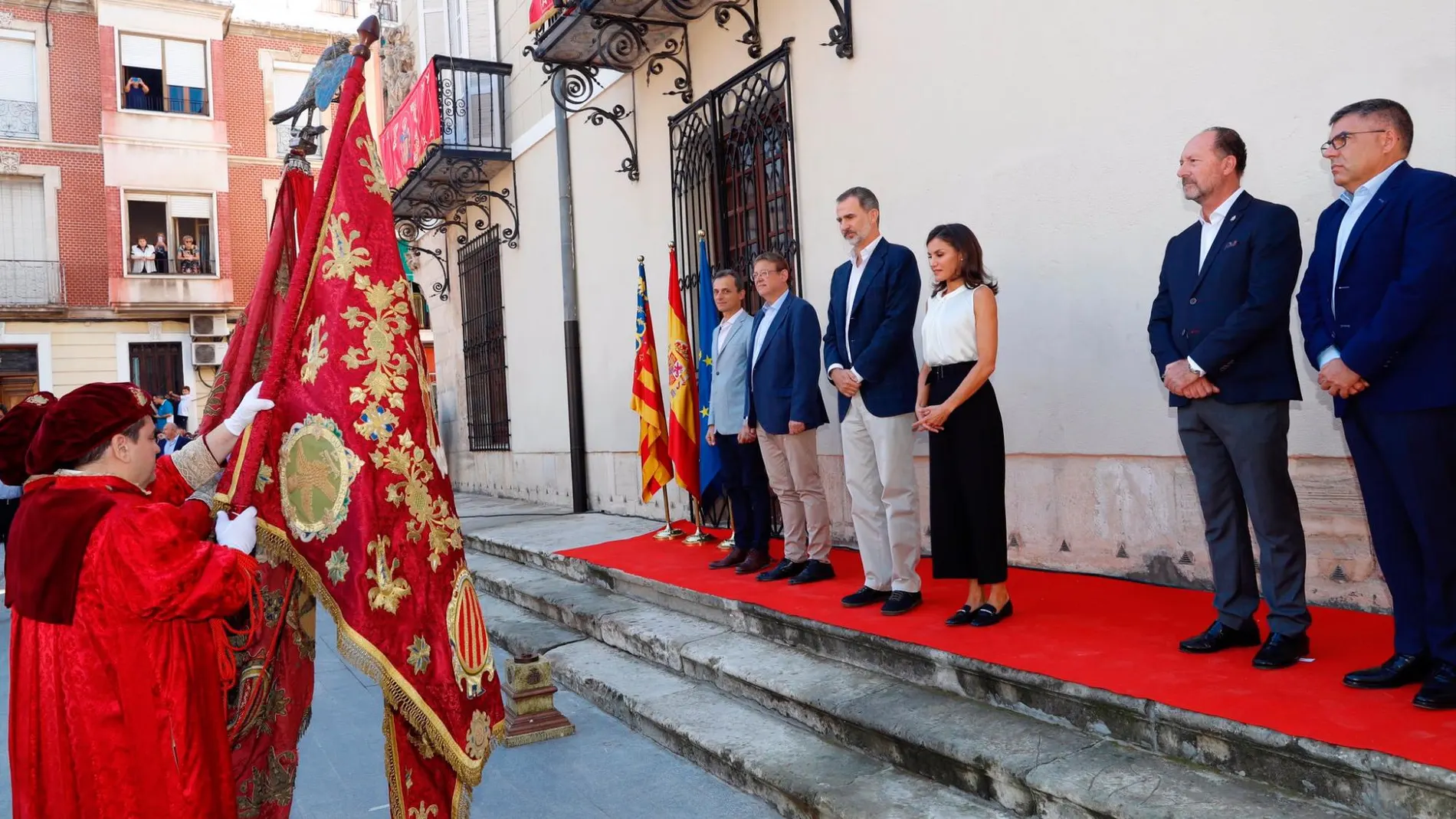 la Gloriosa Enseña de 'El Oriol' de Orihuela (Alicante) se inclina ante los Reyes/@CasaReal