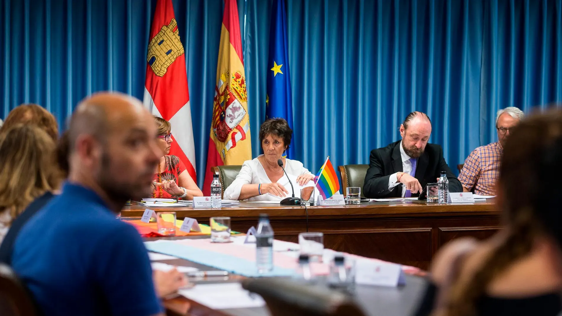 La delegada del Gobierno Mercedes Martín, durante el encuentro que mantuvo con varios miembros de la comunidad LGTBi