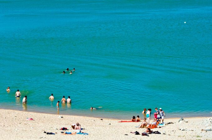 Bañistas disfruan del agua y una tarde agradable en la playa fluvial del embalse zamorano de Ricobayo, situado en el municipio de Muelas del Pan