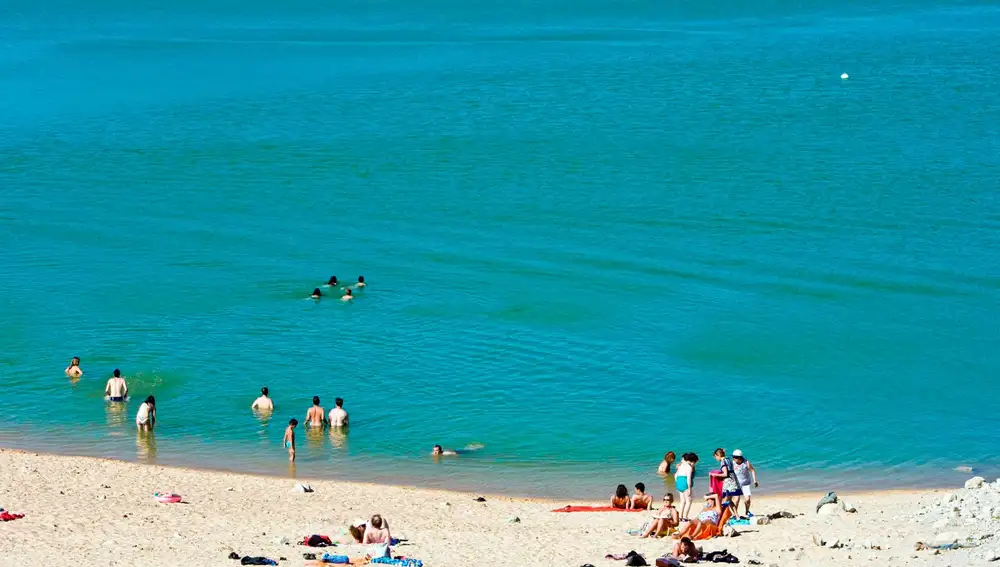 Bañistas disfruan del agua y una tarde agradable en la playa fluvial del embalse zamorano de Ricobayo, situado en el municipio de Muelas del Pan
