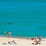 Bañistas disfruan del agua y una tarde agradable en la playa fluvial del embalse zamorano de Ricobayo, situado en el municipio de Muelas del Pan