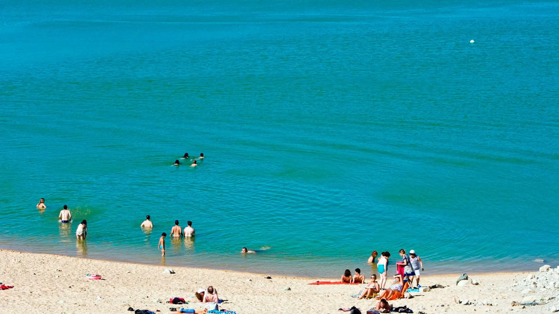 Bañistas disfruan del agua y una tarde agradable en la playa fluvial del embalse zamorano de Ricobayo, situado en el municipio de Muelas del Pan