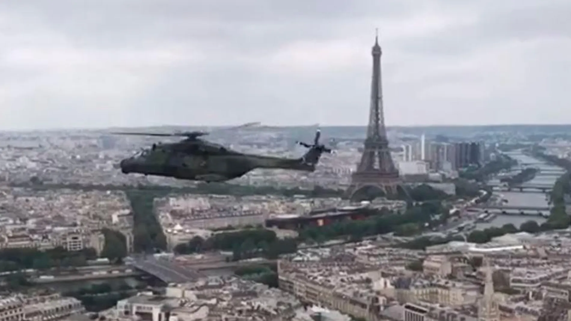 Imagen de la Torre Eiffel y del Sena desde uno de los helicópteros de las FAMET. (Foto: Ejército de Tierra)