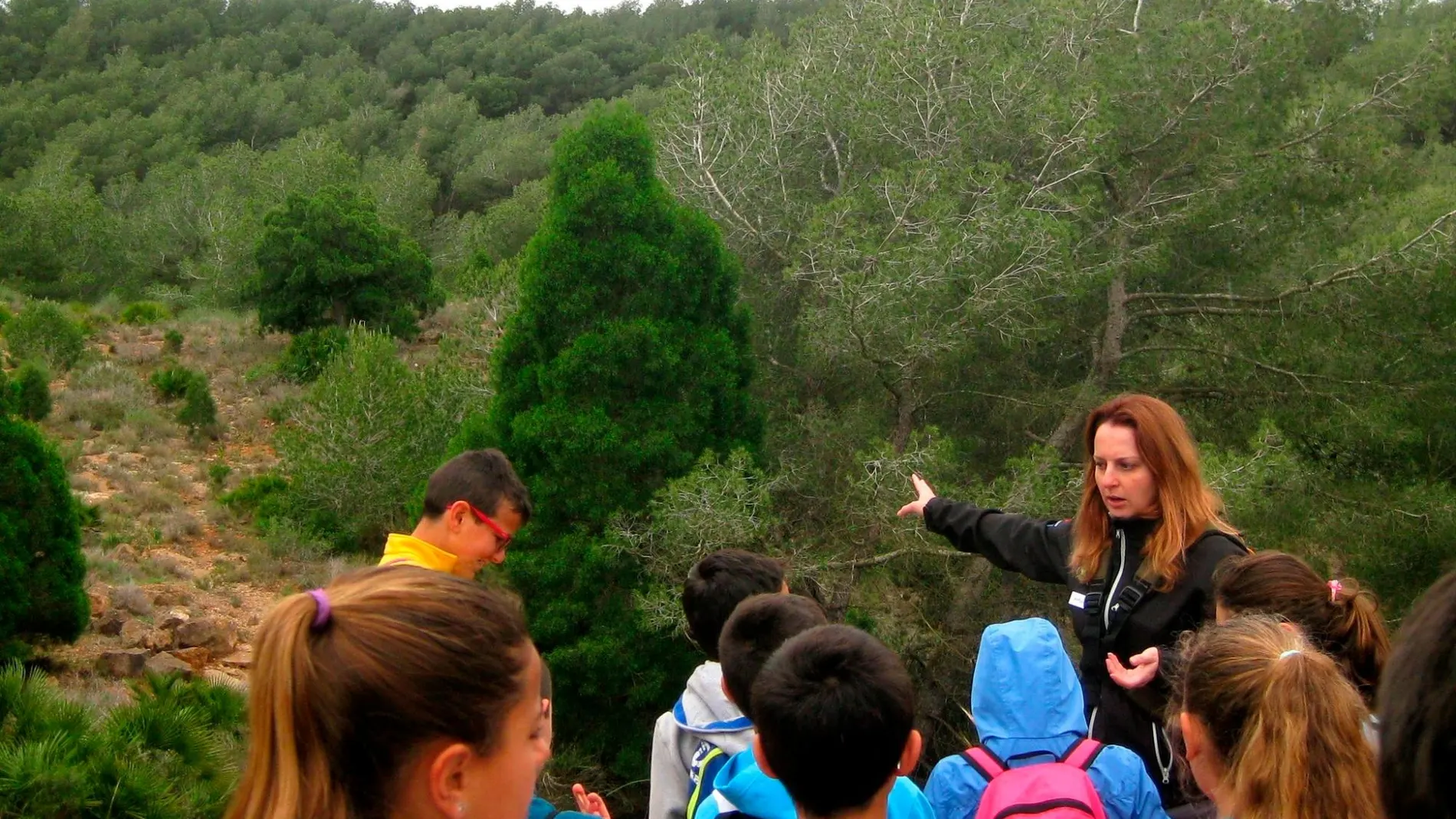 Una guía dirige una de las rutas sobre educación y sensibilización natural que se desarrollan durante el verano en los parques naturales de la Región. LA RAZÓN
