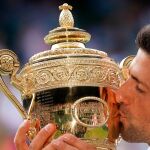 Novak Djokovic besa el trofeo de Wimbledon. Efe
