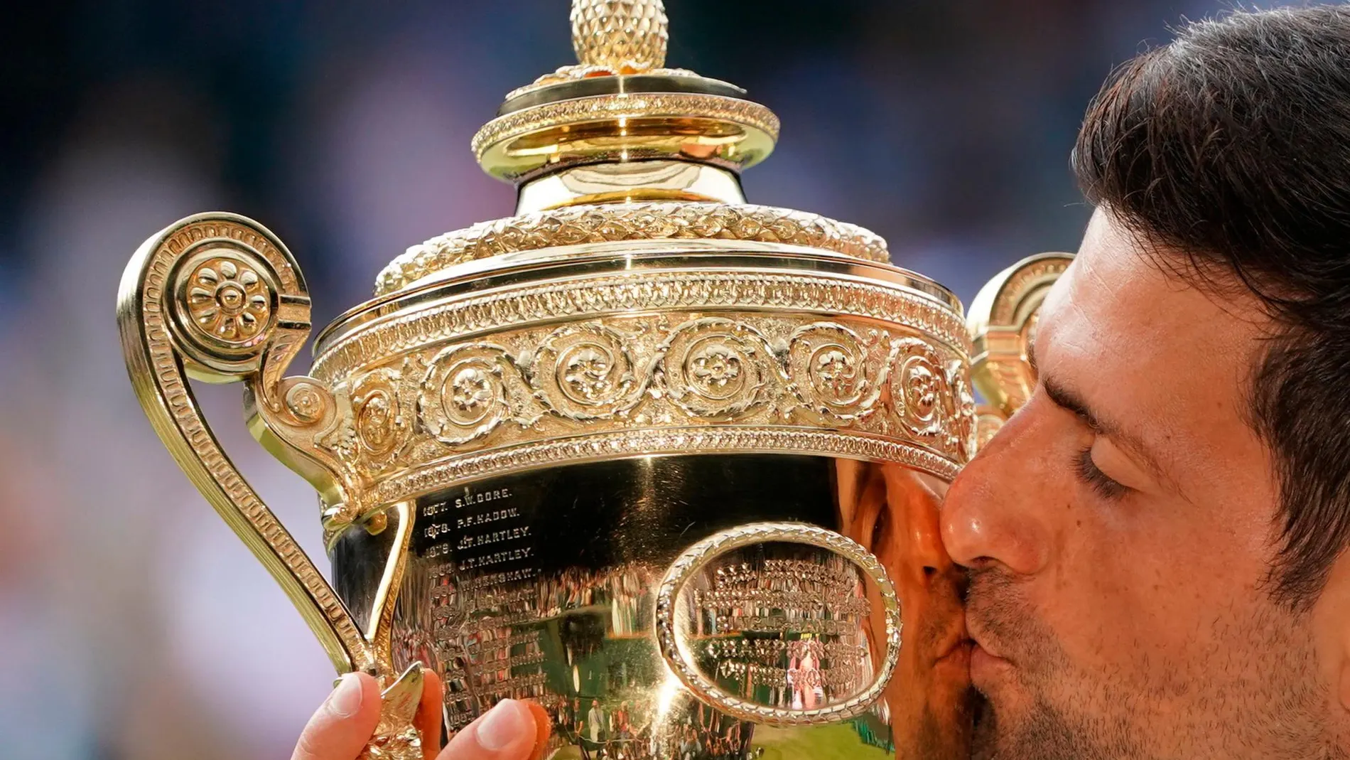 Novak Djokovic besa el trofeo de Wimbledon. Efe