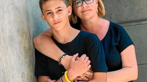 Iván, junto a su madre, Iolanda, ayer en las inmediaciones del Ayuntamiento de Barcelona, donde acudieron al homenaje a las víctimas / Foto: Laura Gómez