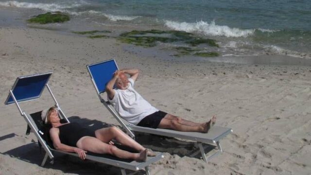 Imagen de archivo de dos personas jubiladas en la playa