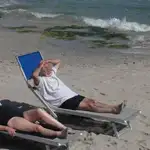 Imagen de archivo de dos personas jubiladas en la playa