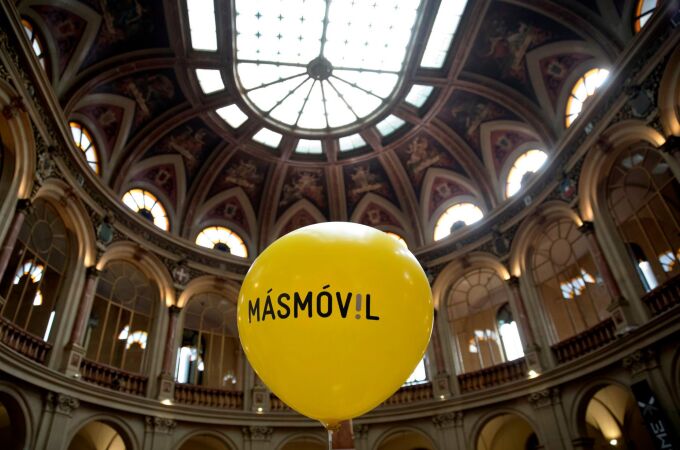 Un globo con el logo de MásMóvil en la sede de la Bolsa de Madrid
