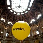Un globo con el logo de MásMóvil en la sede de la Bolsa de Madrid