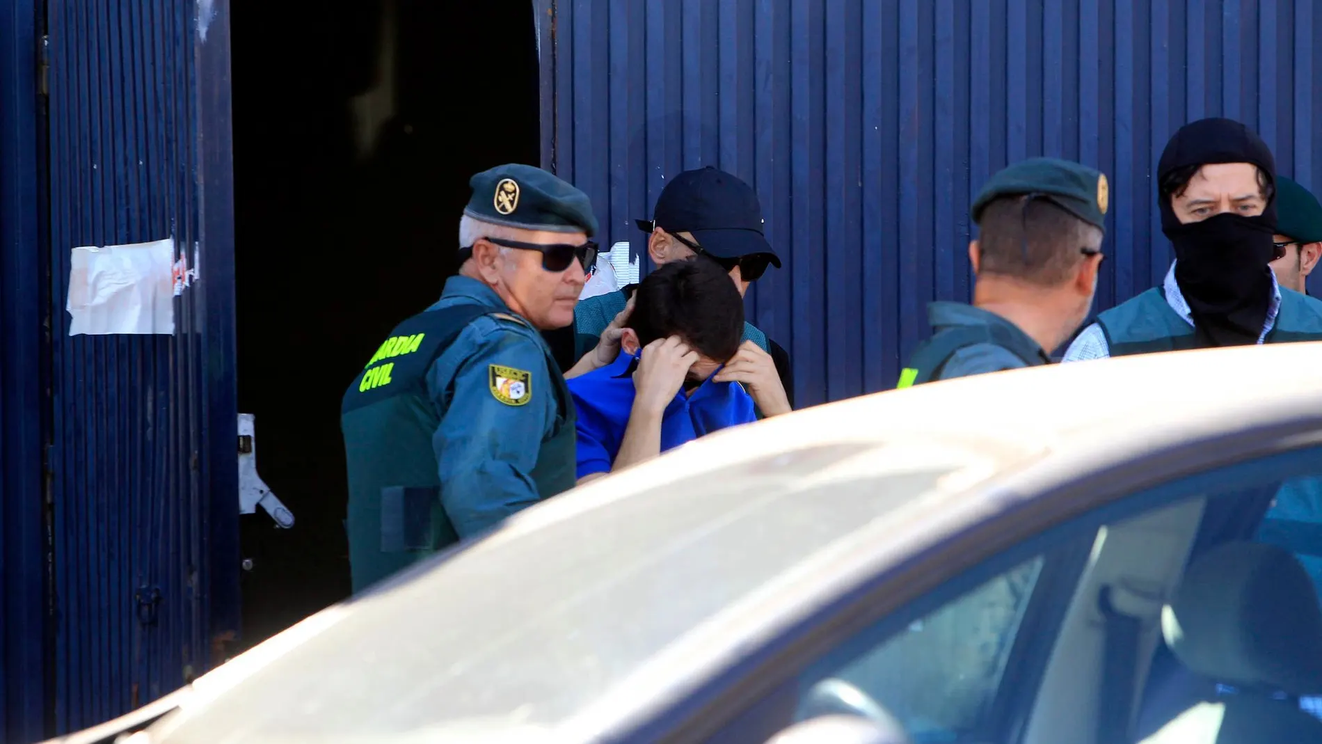 Mario Marín, en el registro de la empresa Magrudis el pasado martes, junto a agentes de la Guardia Civil