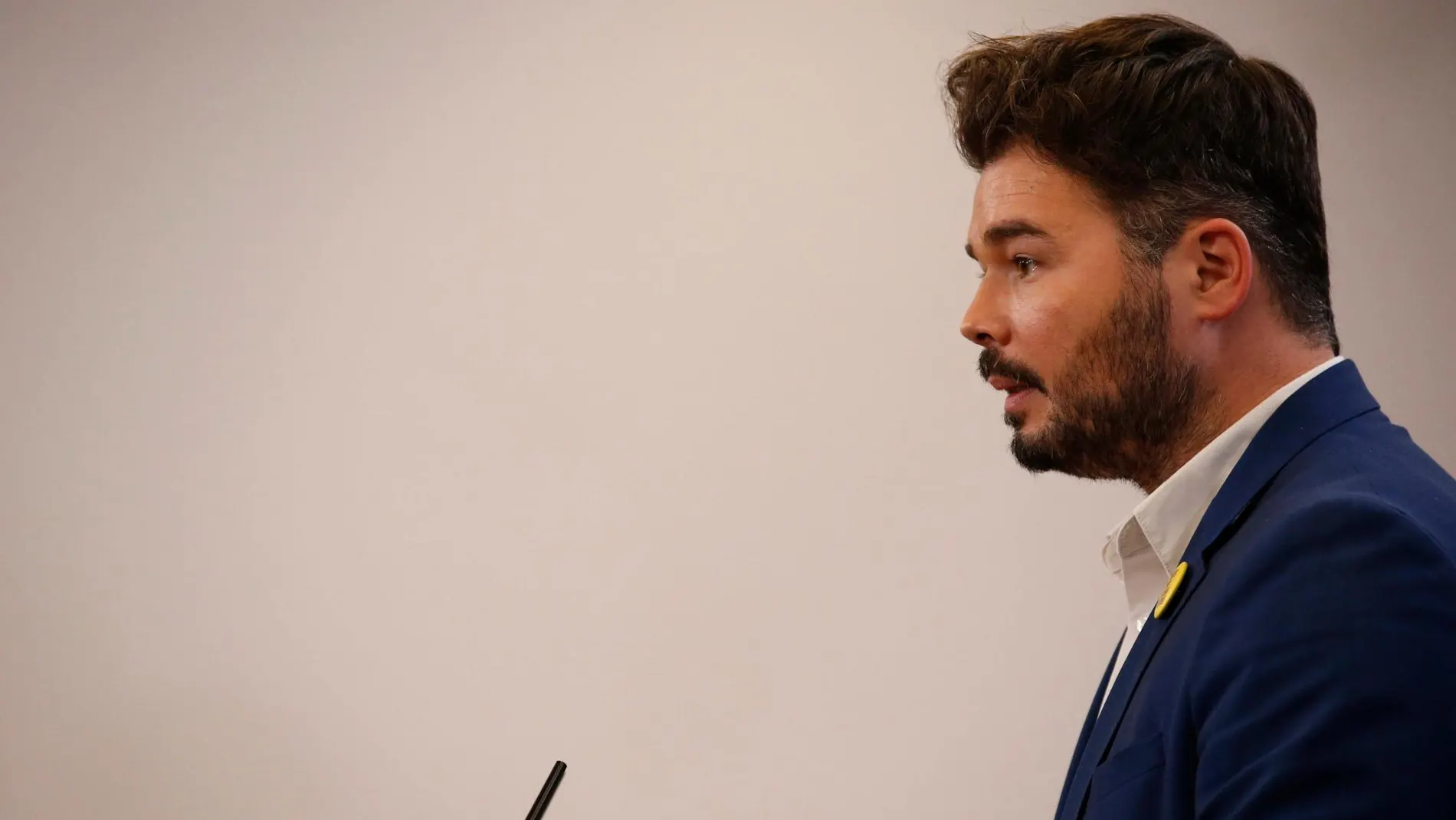 Gabriel Rufián durante la rueda de prensa ofrecida tras reunirse con la portavoz del PSOE Adriana Lastra