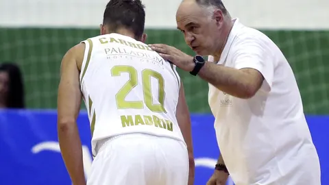 Jaycee Carroll atiende las instrucciones de Pablo Laso en una temporada anterior