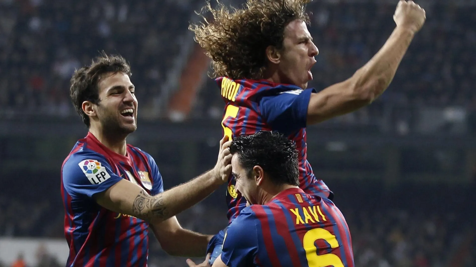 Puyol celebra con Cesc y Xavi un gol