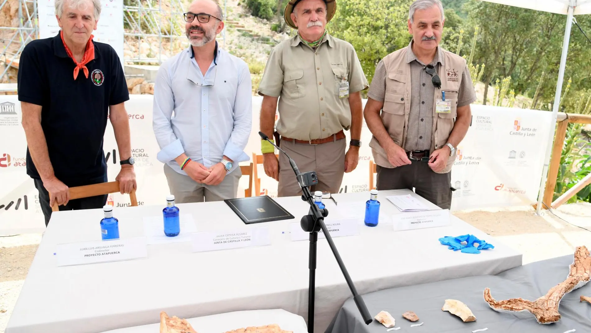 El consejero Javier Ortega junto con los tres directores de Atapuerca y los hallazgos