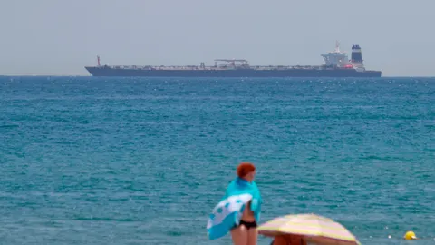 El superpetrolero "Grace 1", que los cuerpos de seguridad y del puerto de Gibraltar han detenido a primera hora de ayer con el apoyo de un destacamento de los Royal Marines