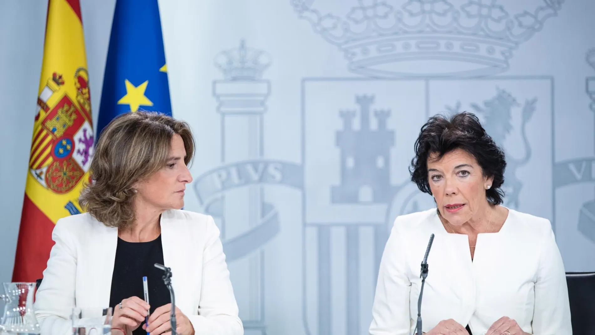 La portavoz del Gobierno, Isabel Celaa, junto a Teresa Ribera, ministra de Energía, durante la rueda de prensa tras el Consejo de Ministros