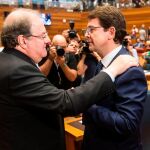 Juan Vicente Herrera felicita a Alfonso Fernández Mañueco en el pasado Debate de Investidura