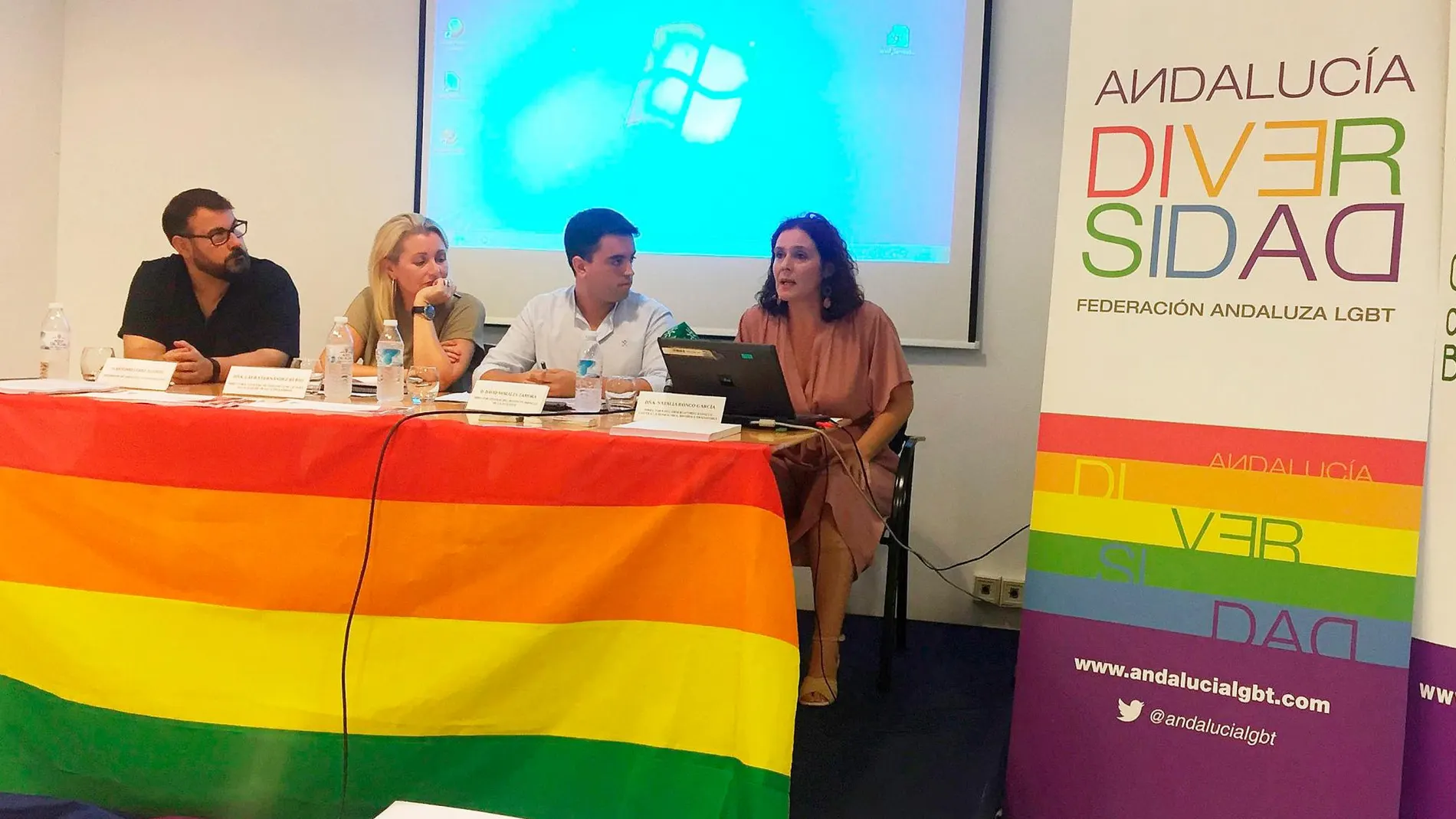Los responsables del Observatorio andaluz contra la homofobia, en la presentación del informe /Foto: La Razón