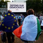 Manifestantes con banderas europeas e irlandesas protestan frente al Parlamento británico