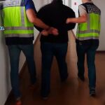 La Policía conduce al sospechoso a dependencias policiales