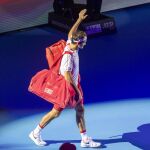 Federer saluda al público en su segundo partido en Basilea