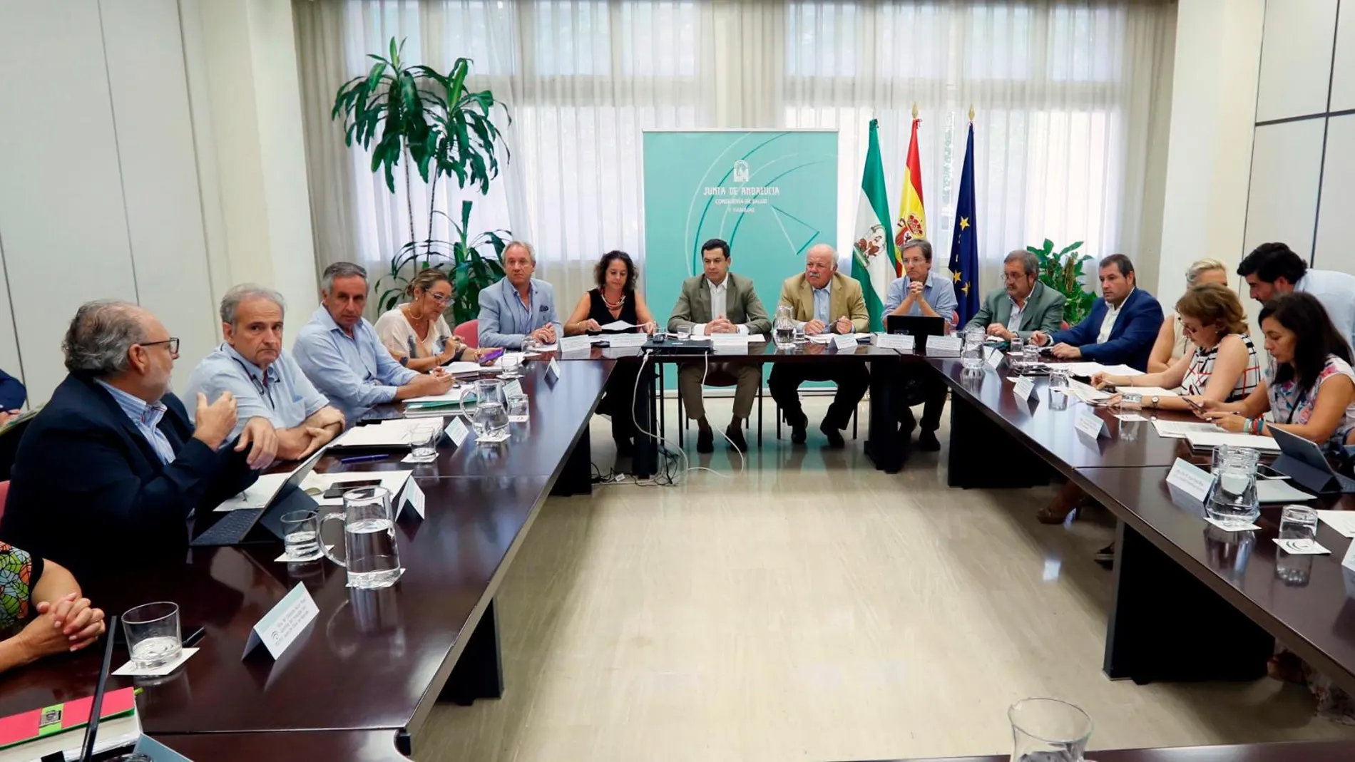 El presidente de la Junta, Juanma Moreno, asistió ayer a la reunión del gabinete se seguimiento junto al consejero de Salud, Jesús Aguirre