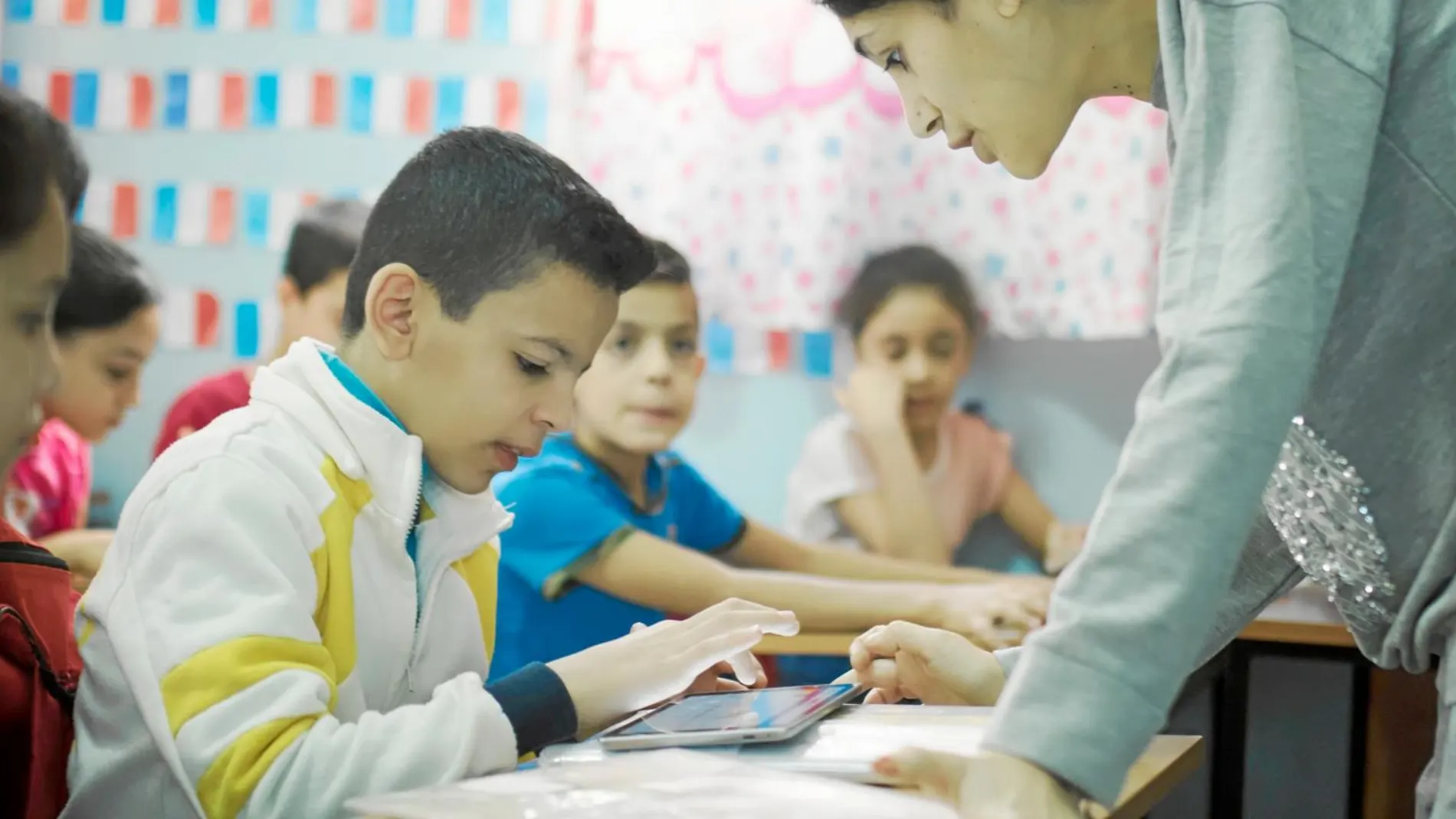 El programa ofrece la formación de docentes y niños de primaria a partir de un modelo pedagógico personalizable